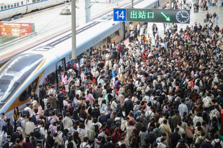 (miniature) Des passagers descendent d'un train à la gare de Nanjing