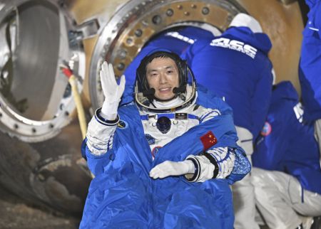 (miniature) L'astronaute Li Cong à l'extérieur de la capsule de retour du vaisseau spatial habité Shenzhou-18 sur le site d'atterrissage de Dongfeng