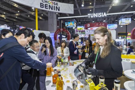 (miniature) Des gens dégustent du vin au pavillon du Bénin lors de la 7e Exposition internationale d'importation de la Chine (CIIE)