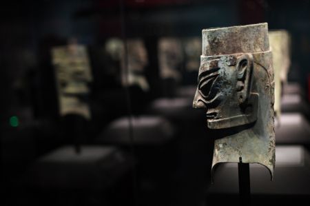 (miniature) Photo d'un objet en bronze d'une exposition intitulée Dévoiler Sanxingdui et Jinsha de l'ancienne civilisation Shu au Musée du Grand Canal de Beijing