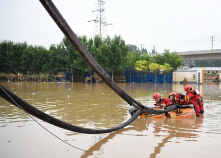 (miniature) Des secouristes m&egrave;nent des op&eacute;rations de drainage dans le centre-ville de Zhuozhou de la province chinoise du Hebei (nord)