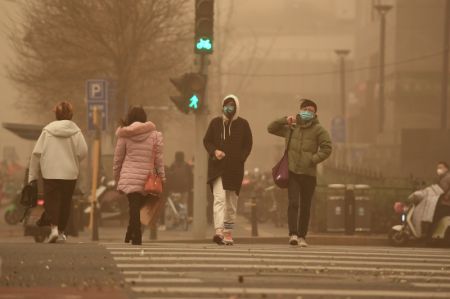 (miniature) Photo montrant des habitants portant des masques et des voiles marchant dans la tempête de sable à Beijing