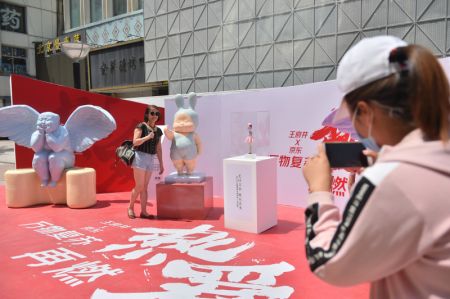 (miniature) Une visiteuse pose pour des photos lors d'une animation &agrave; Beijing