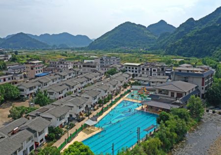 (miniature) Photo aérienne prise le 18 juillet 2021 montrant une piscine au village de Beidongyuan du district autonome Yao de Gongcheng