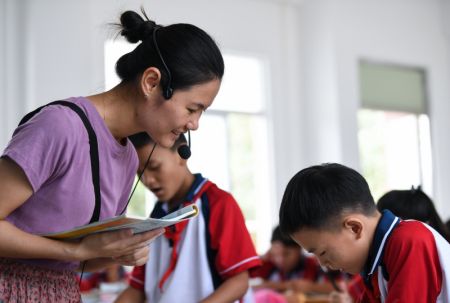 (miniature) Li Xiaolian donne un cours d'anglais à l'école primaire de Beili sur l'île de Beili dans le district de Xuwen