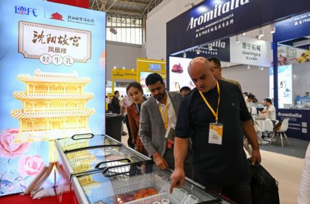 (miniature) Des clients étrangers recherchent des possibilités de coopération à l'occasion du salon Ice Cream China 2024