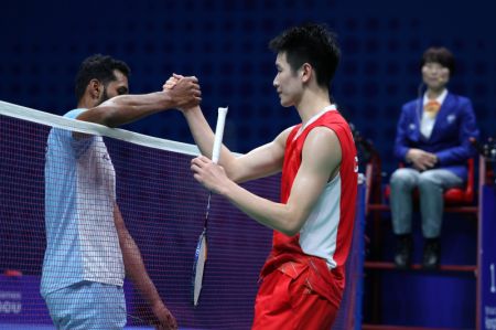 (miniature) Le Chinois Li Shifeng (à droite) salue l'Indien Prannoy Haseena Sunil Kumar après la demi-finale du simple hommes de badminton aux 19es Jeux asiatiques
