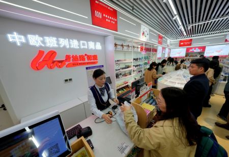 (miniature) Des personnes achètent des produits dans un magasin vendant des produits sous douane à la gare de Hankou