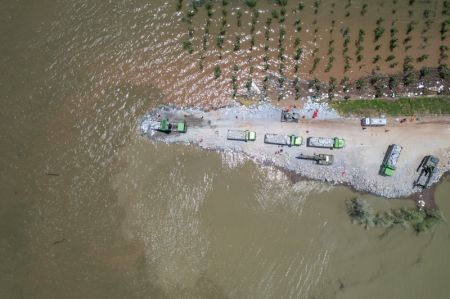 (miniature) Photo aérienne prise par un drone montrant des sauveteurs travaillant à colmater la brèche de la digue du lac Dongting à Huarong