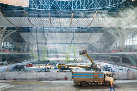 (miniature) Des ouvriers installent le plafond suspendu dans le hall d'attente de la gare du Nord de Xiamen de la nouvelle ligne ferroviaire &agrave; grande vitesse Fuzhou-Xiamen