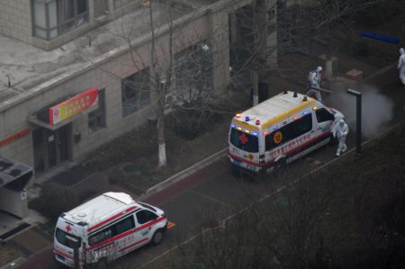 (miniature) Des membres du personnel de pr&eacute;vention de l'&eacute;pid&eacute;mie proc&egrave;dent &agrave; la d&eacute;sinfection du quartier r&eacute;sidentiel de Ronghui de Tiangongyuan