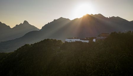 (miniature) Photo aérienne du paysage du mont Jiuhua au lever du soleil