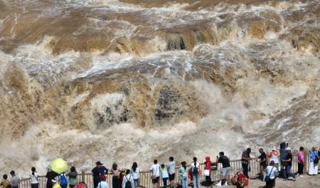 (miniature) Des touristes admirent le paysage de la cascade Hukou sur le fleuve Jaune