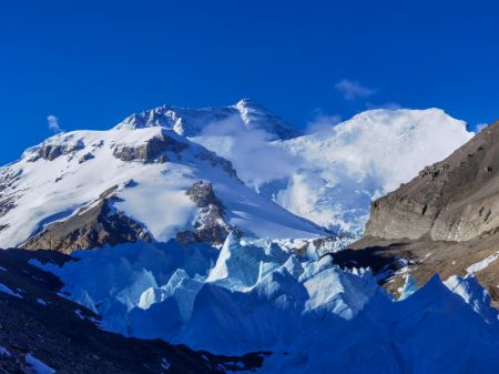 (miniature) Photo prise le 6 mai 2022 du glacier du Rongbuk au pied du mont Qomolangma