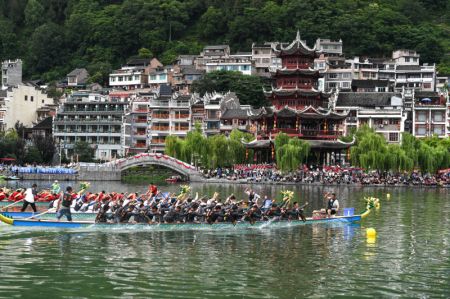 (miniature) Des participants à une course de bateaux-dragons à Zhenyuan