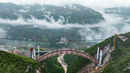 (miniature) Photo aérienne du chantier du grand pont de Wumengshan sur l'autoroute Nayong-Qinglong