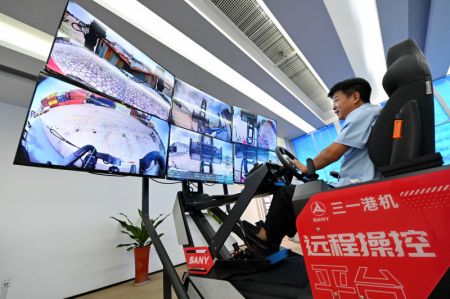 (miniature) Un employé effectue une opération de chargement à distance à Xiamen