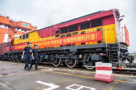 (miniature) Des agents des douanes inspectent un train de fret Chine-Laos avant son départ dans la municipalité de Chongqing