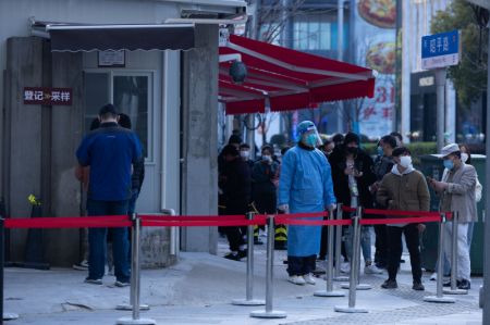 (miniature) Des gens font la queue pour un dépistage dans un site de test à Xuhui