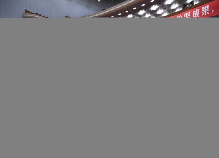 (miniature) Un grand rassemblement est organis&eacute; pour marquer les r&eacute;alisations du pays en mati&egrave;re d'&eacute;radication de la pauvret&eacute; et faire l'&eacute;loge des mod&egrave;les dans cette cause au Grand Palais du Peuple &agrave; Beijing