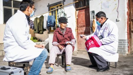 (miniature) Des travailleurs médicaux envoient des médicaments aux villageois du village de Haifa de l'arrondissement de Zhongshan