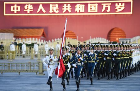 (miniature) Cérémonie de lever du drapeau national sur la place Tian'anmen pour célébrer le 75e anniversaire de la fondation de la République populaire de Chine