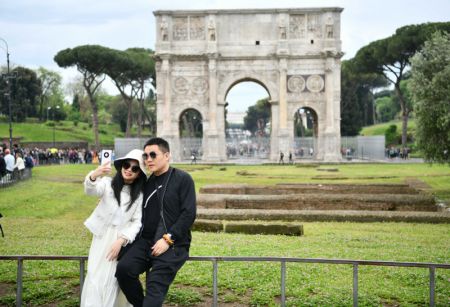 (miniature) Deux touristes chinois posent pour photo devant l'Arc de Constantin à Rome