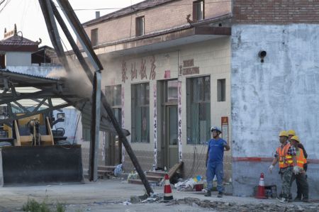 (miniature) Photo du site des opérations de secours après l'effondrement d'un restaurant dans le district de Xiangfen