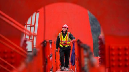 (miniature) Un travailleur sur le chantier de construction du grand pont de Wujiang