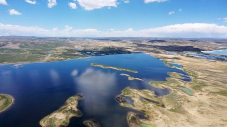 (miniature) Photo aérienne prise le 3 juillet 2022 du lac Xingxinghai à Maduo