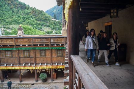 (miniature) Des touristes visitent le site du Tusi de Zhuokeji