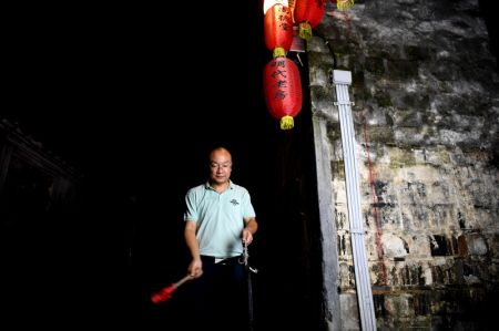 (miniature) Le veilleur de nuit Lu Lei sonne un gong dans le village de Xidi du district de Yixian