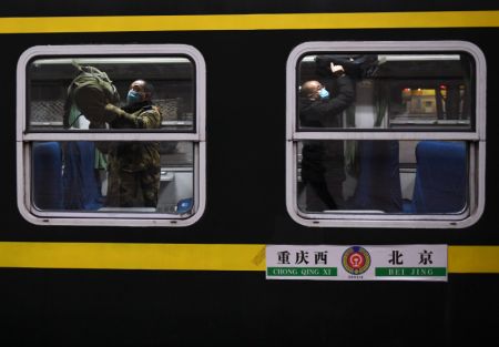 (miniature) Des passagers déposent leurs bagages sur les porte-bagages du train 3603 de Beijing à Chongqing