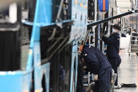 (miniature) Des membres du personnel travaillent dans un atelier de l'usine de nouvelles énergies de Zhengzhou Yutong Bus Co