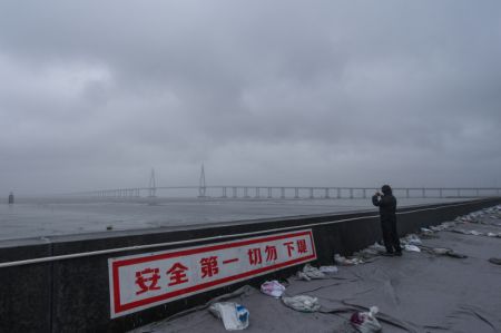 (miniature) Un employé patrouille dans la zone portuaire de Zhapu du port de Jiaxing