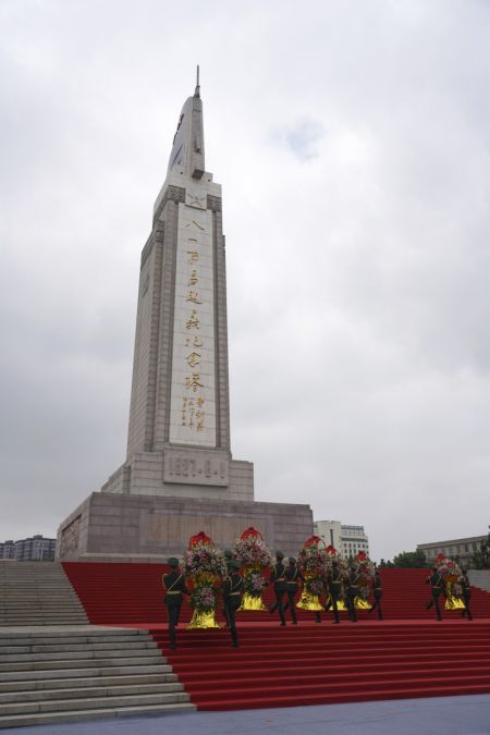 (miniature) Des gens présentent des gerbes de fleurs lors d'un événement commémoratif organisé à l'occasion de la Journée des martyrs de Chine
