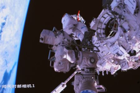 (miniature) Capture d'écran réalisée au Centre de contrôle aérospatial de Beijing du taïkonaute Chen Dong de Shenzhou-14 ayant quitté le module laboratoire Wentian de la station spatiale