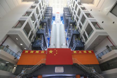 (miniature) Photo de la combinaison du module laboratoire Wentian de la station spatiale chinoise et d'une fusée porteuse Longue Marche-5B Y3 avant son transfert