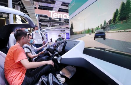 (miniature) Des visiteurs essaient des technologies de conduite autonome à la Conférence mondiale sur l'intelligence artificielle 2021 à Shanghai