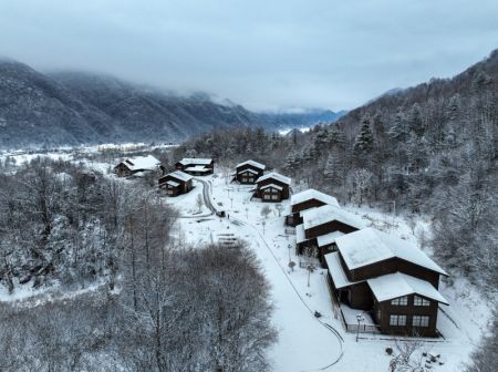(miniature) Photo aérienne de drone montrant le paysage du site touristique de Hongchiba après une chute de neige