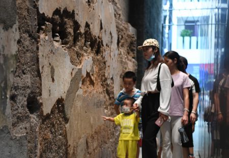 (miniature) Des touristes visitent la vieille ville de Nantou dans l'arrondissement de Nanshan