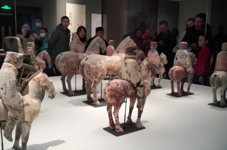 (miniature) Des visiteurs observent des expositions au musée de Qingzhou