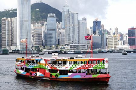 (miniature) Un ferry avec des drapeaux marquant le 25e anniversaire de la rétrocession de Hong Kong à la partie navigue dans le port de Victoria à Hong Kong