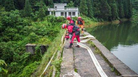 (miniature) Des secouristes évacuent l'eau d'une zone d'étang dans le district de Zhijin de la ville de Bijie