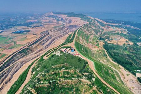 (miniature) Photo aérienne d'une zone de restauration écologique à l'emplacement de mines abandonnées à Guye