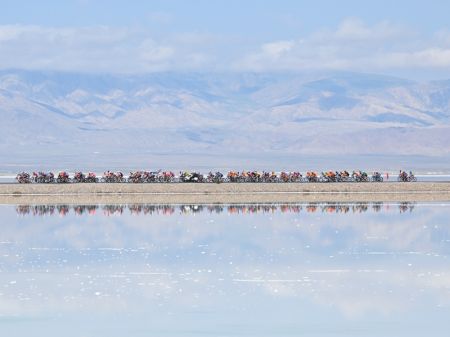 (miniature) Des cyclistes participent à l'étape six du 21e Tour du lac Qinghai 2022