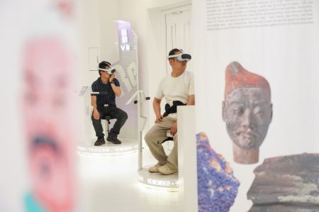 (miniature) Des visiteurs observent des guerriers en terre cuite à l'aide d'appareils de réalité virtuelle dans un musée de Beijing