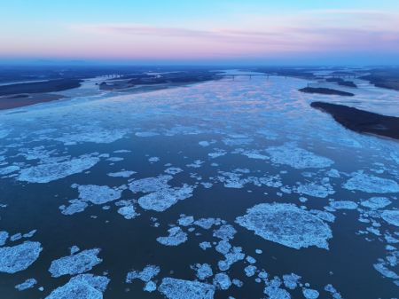 (miniature) Une section de la rivière Songhua recouverte de glace flottante