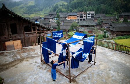 (miniature) Des femmes font sécher des étoffes dans un atelier du village Dong de Fengdeng