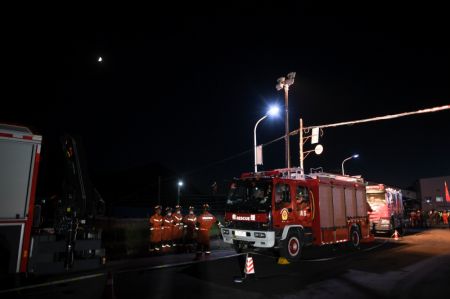 (miniature) Des membres de l'&eacute;quipe de secours sur le site d'une mine de charbon inond&eacute;e dans la pr&eacute;fecture autonome tib&eacute;taine de Haibei
